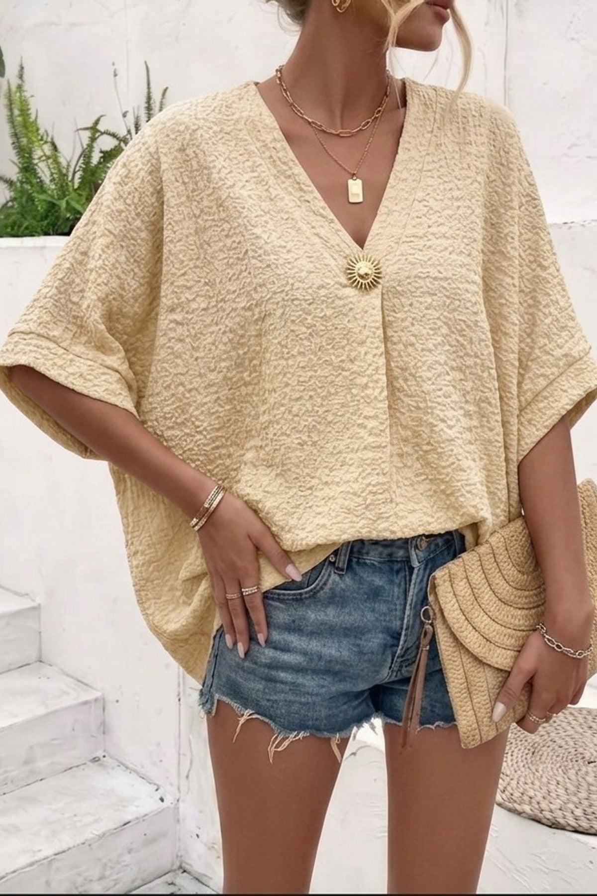 Blouse Élégante Col V avec Broche Soleil