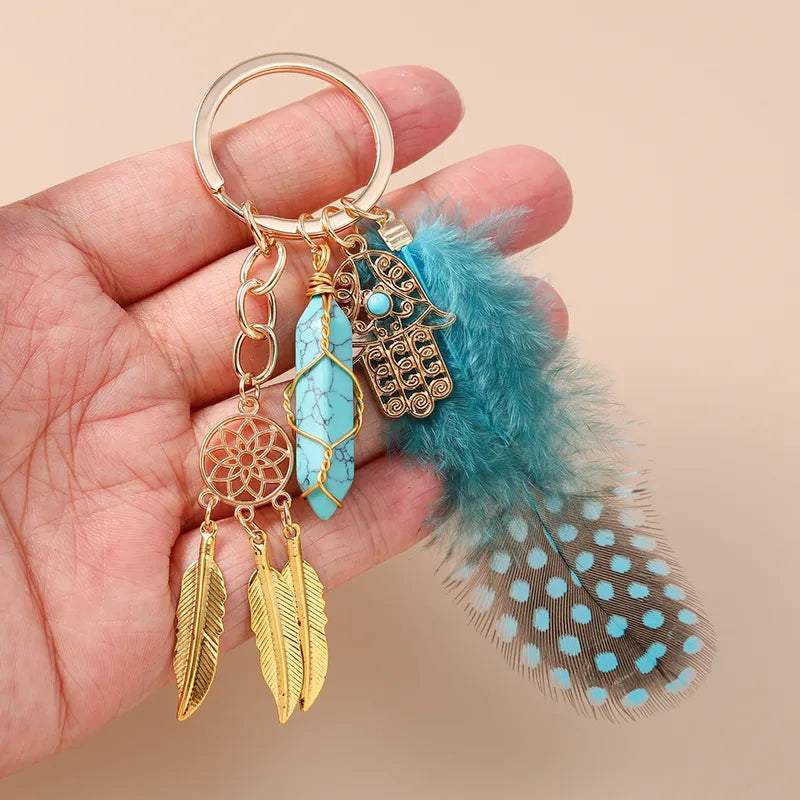 🪬 Porte-clés bohème tendance 💙
Plumes, main de Fatma, attrape-rêves & pierre hexagonale ✨
Disponible en turquoise & blanc 🤍
L’accessoire parfait pour vos sacs ou vos clés 👜🔑