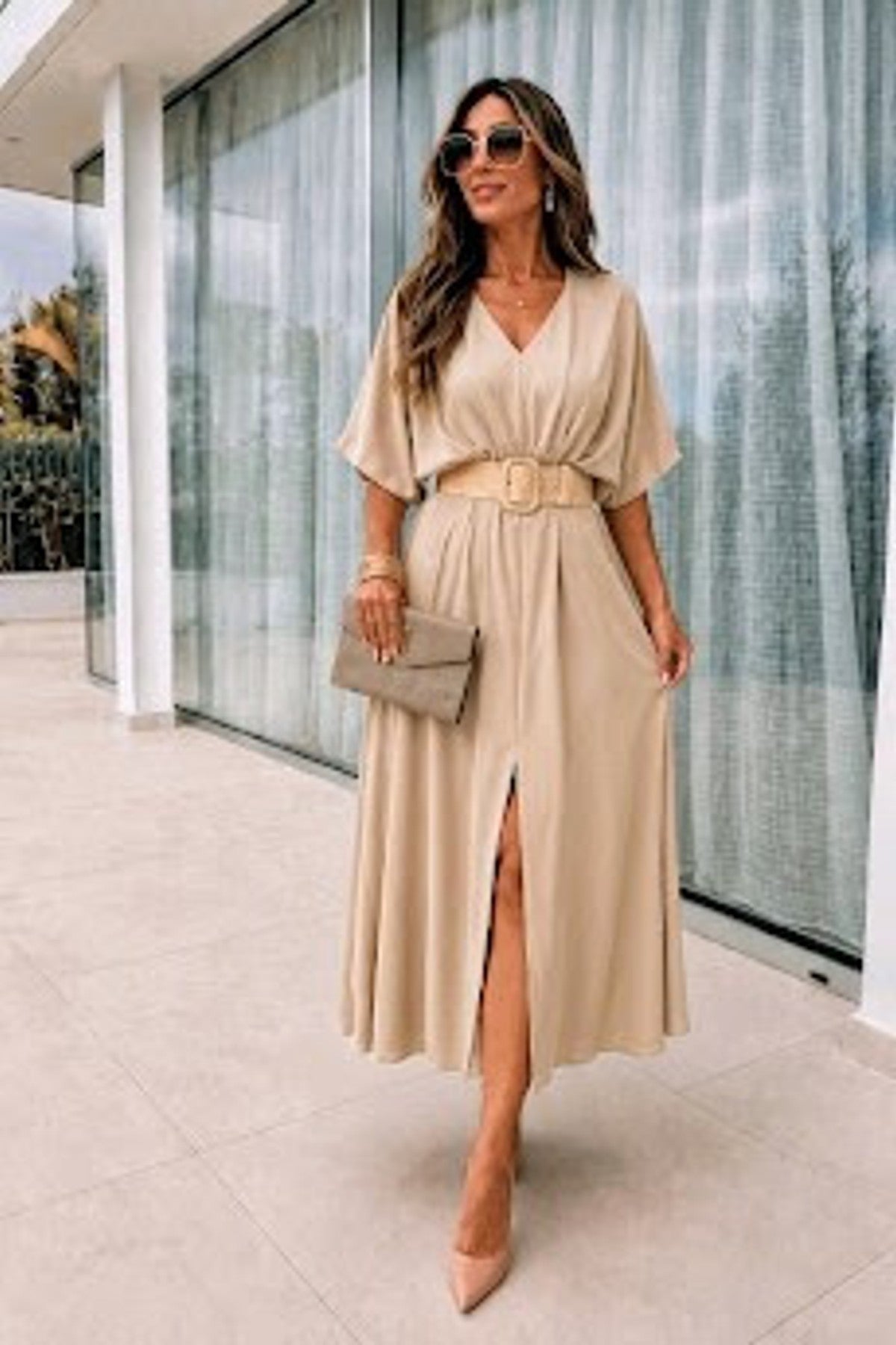 Robe élégante à col V avec ceinture