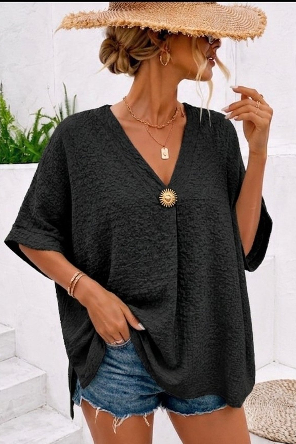 Blouse Élégante Col V avec Broche Soleil