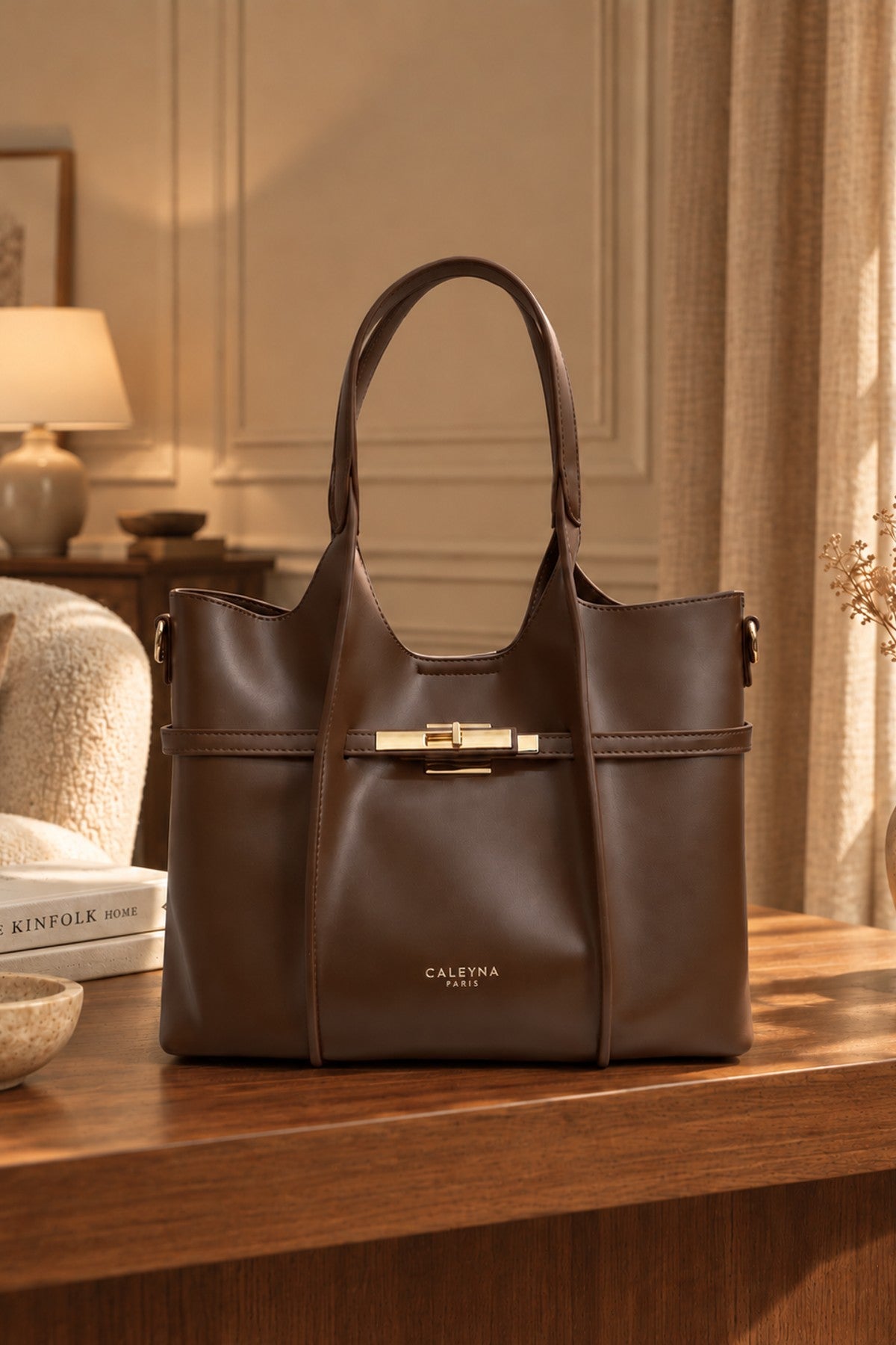 Sac à main, avec une bandoulière réglable et amovible