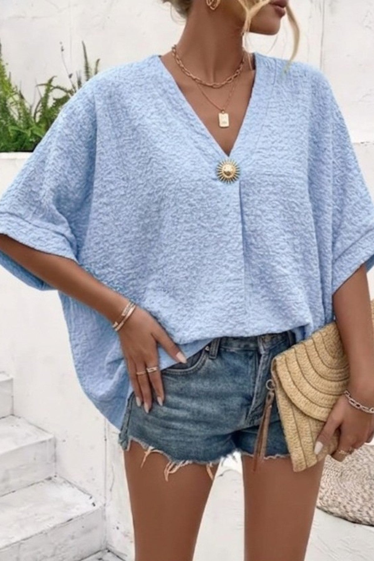 Blouse Élégante Col V avec Broche Soleil