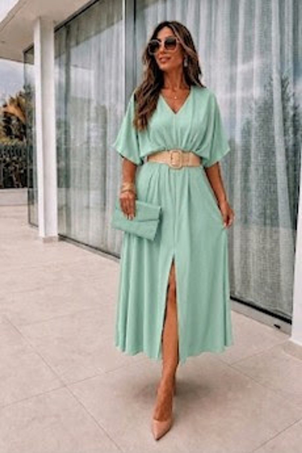 Robe élégante à col V avec ceinture