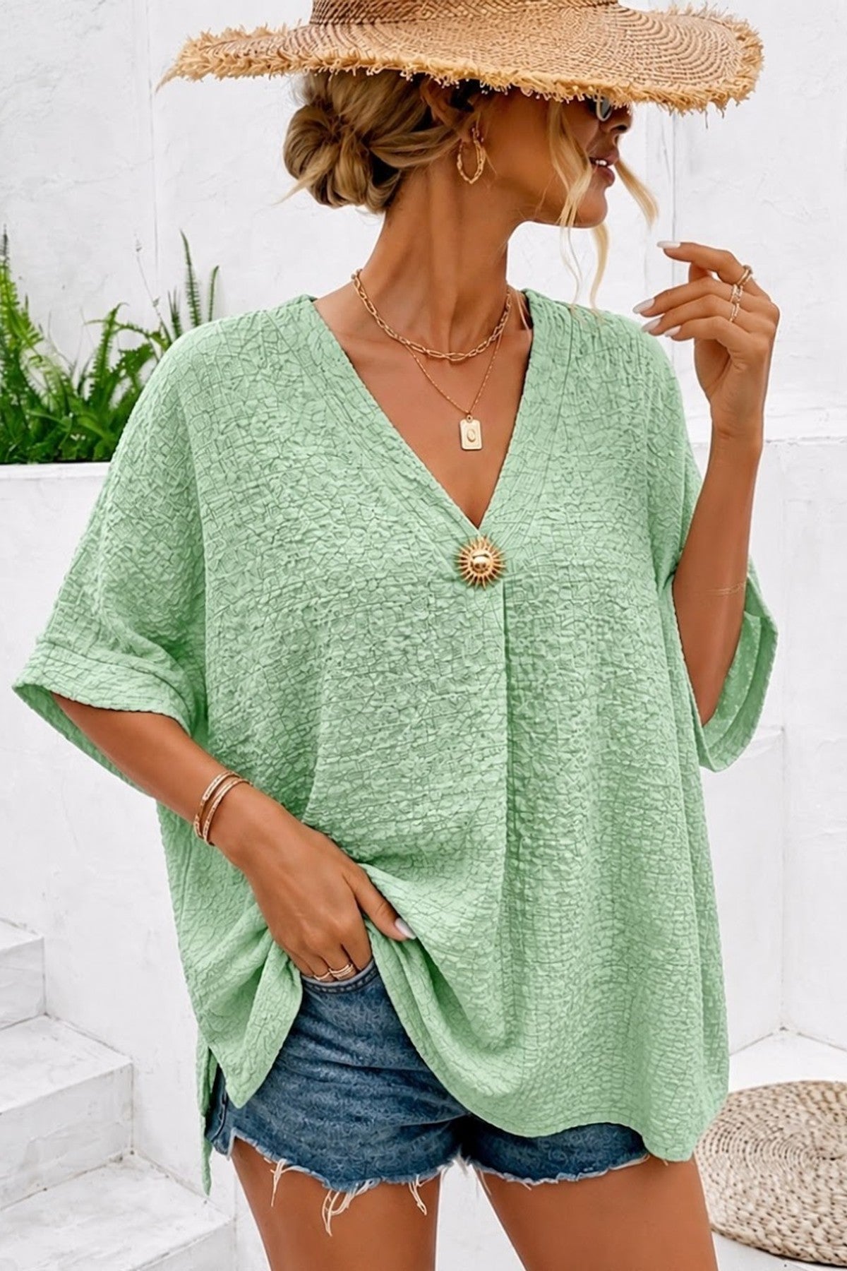 Blouse Élégante Col V avec Broche Soleil